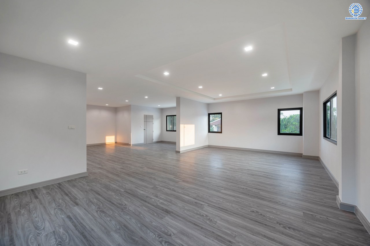 บ้านมือสองตกแต่งใหม่ โครงการ กฤษดานคร20 ปิ่นเกล้า-บรมราชชนนี เนื้อที่ 118 ตร.ว. พื้นที่ใช้สอย 612.6 ตร.ม. พร้อมฟังก์ชันจัดเต็ม 4 ห้องนอน 4 ห้องน้ำ 1 ห้องแม่บ้าน จอดรถได้ 3 คัน บนทำเลเชื่อมต่อเมืองอย่างรวดเร็ว ใกล้ทางคู่ขนานลอยฟ้าบรมราชชนนี ทางด่วน "กาญจนาภิเษก" ม.มหิดล เซ็นทรัลปิ่นเกล้า และตลาดสดธนบุรี